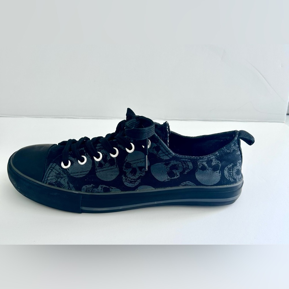 Hot Topic Black Skull Pattern Women's Sneakers Converse Style Size 7/9